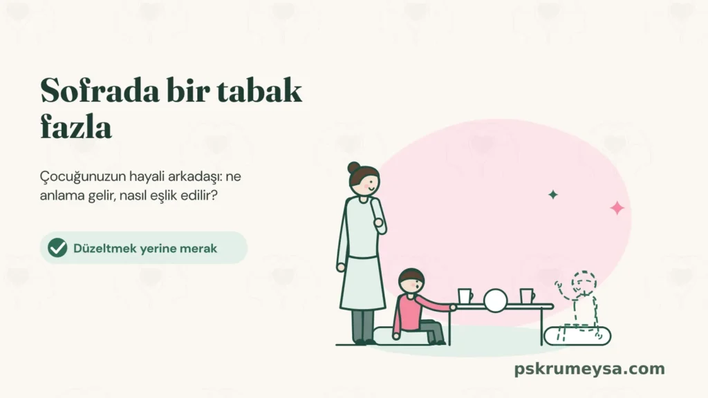 Halıda alçak bir masada çay oyunu: pembe tişörtlü bir çocuk minderinde oturmuş, karşısındaki kesik çizgilerle çizilmiş hayali arkadaşına uzanıyor; hayali arkadaş el sallıyor. Yanında annesi ayakta gülümsüyor. Solda “Sofrada bir tabak fazla” başlığı ve “Düzeltmek yerine merak” notu.