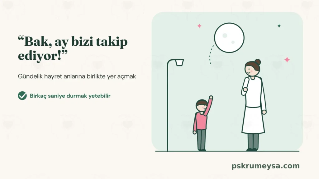 Akşam, sokak lambasının yanında pembe tişörtlü bir çocuk kolunu kaldırmış, gökyüzündeki dolunayı gösteriyor; yanında annesi durmuş, gülümseyerek ona bakıyor. Ayın arkasında kesik çizgili küçük bir iz ve yıldızlar. Solda “Bak, ay bizi takip ediyor!” başlığı, “Gündelik hayret anlarına birlikte yer açmak” alt başlığı ve yeşil tikle “Birkaç saniye durmak yetebilir” notu.