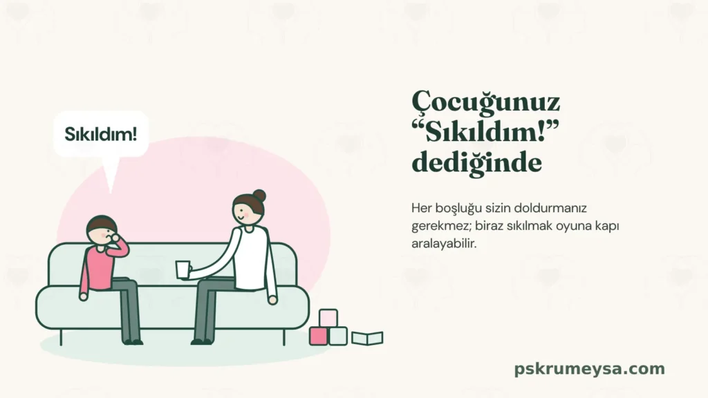 Kanepede elini yüzüne götürmüş, sıkılmış bir çocuk “Sıkıldım!” diyor; kanepenin öbür ucunda annesi elinde fincanla sakin oturuyor; yerde bloklar ve bir kitap duruyor.